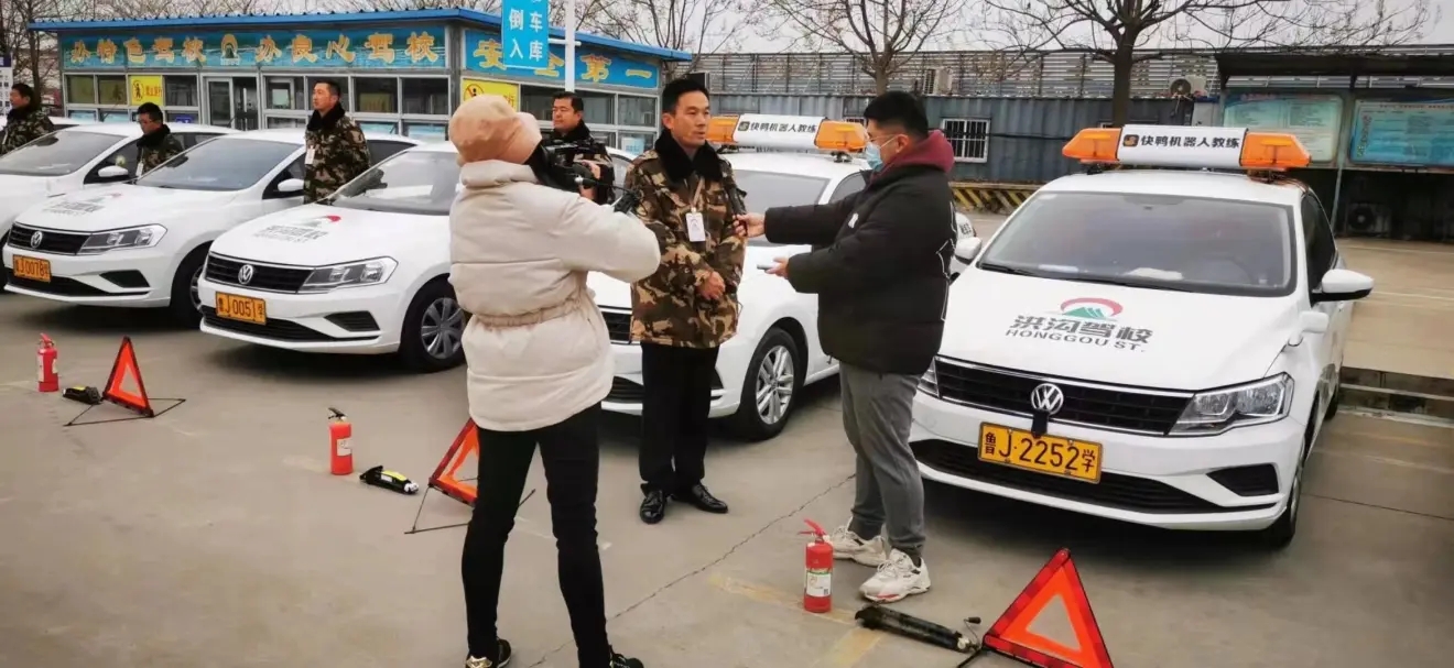 智能機器人教練亮相泰安洪溝駕校，開啓智能學車新模式